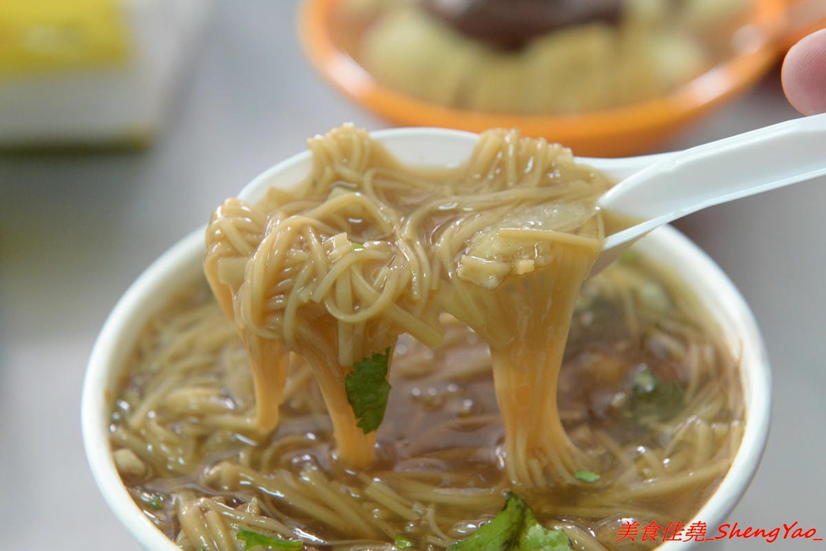 [基隆仁愛]茉莉大腸蚵仔麵線 – 基隆網友推薦的好吃大腸蚵仔麵線,真材實料,麵線給很多不湯水,大腸軟嫩滷得夠味,蚵仔肥美飽滿也不錯,隔壁就是50年歷史的古早味菜頭滷,滿滿的料只賣40元,兩樣