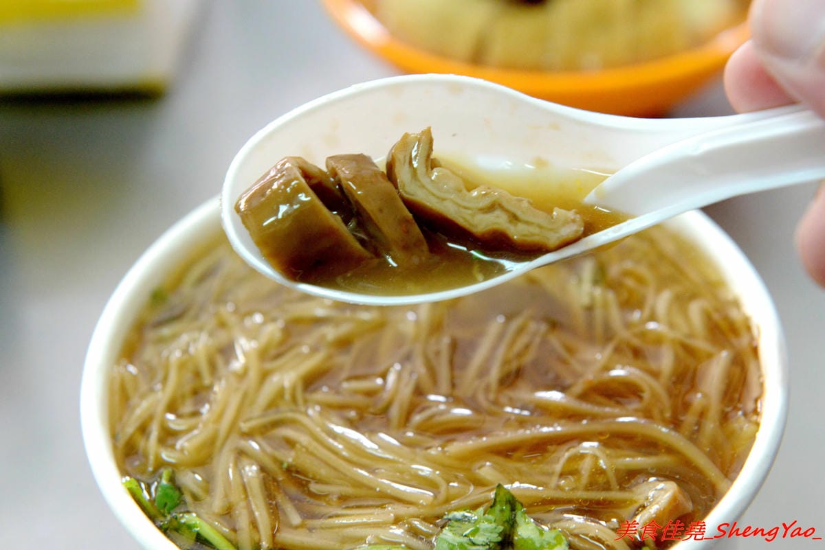 [基隆仁愛]茉莉大腸蚵仔麵線 – 基隆網友推薦的好吃大腸蚵仔麵線,真材實料,麵線給很多不湯水,大腸軟嫩滷得夠味,蚵仔肥美飽滿也不錯,隔壁就是50年歷史的古早味菜頭滷,滿滿的料只賣40元,兩樣