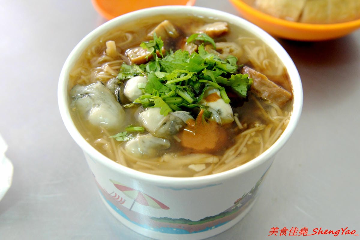 [基隆仁愛]茉莉大腸蚵仔麵線 – 基隆網友推薦的好吃大腸蚵仔麵線,真材實料,麵線給很多不湯水,大腸軟嫩滷得夠味,蚵仔肥美飽滿也不錯,隔壁就是50年歷史的古早味菜頭滷,滿滿的料只賣40元,兩樣