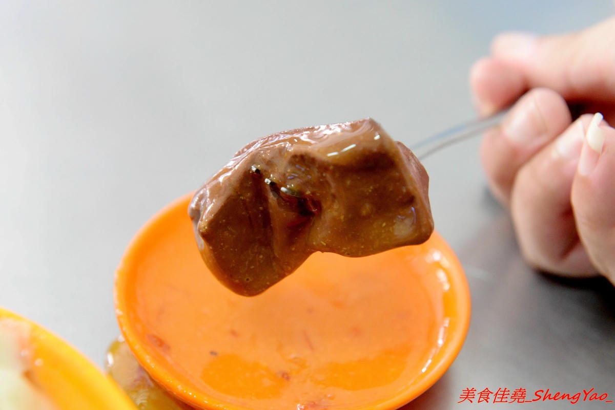 [基隆仁愛]茉莉大腸蚵仔麵線 – 基隆網友推薦的好吃大腸蚵仔麵線,真材實料,麵線給很多不湯水,大腸軟嫩滷得夠味,蚵仔肥美飽滿也不錯,隔壁就是50年歷史的古早味菜頭滷,滿滿的料只賣40元,兩樣