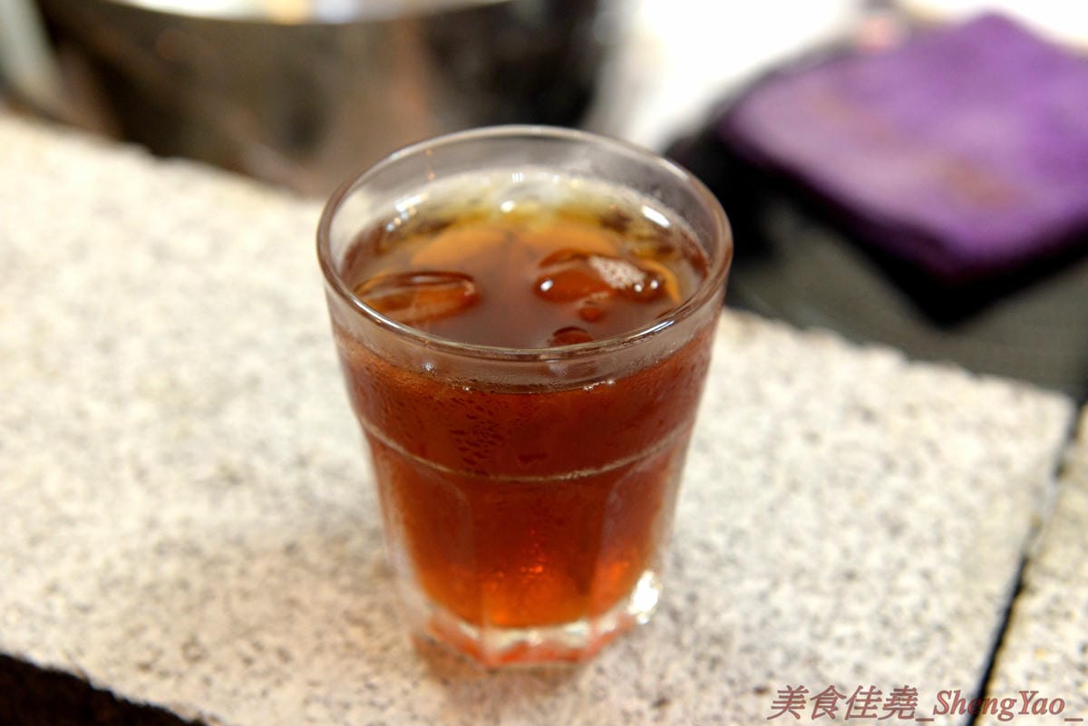 [台中西區]新撰組 – 台中新深夜美食,號稱”地表最強”的日式牛肉拉麵,牛肉份量給得超霸氣,湯頭味道香濃厚重,一碗就讓你飽到昇天,價格平實,打卡有送50元日式小菜,營業時間17:00-01:00。