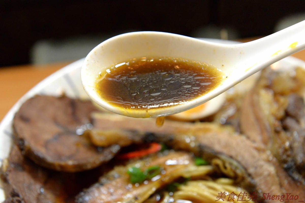 [台中西區]新撰組 – 台中新深夜美食,號稱”地表最強”的日式牛肉拉麵,牛肉份量給得超霸氣,湯頭味道香濃厚重,一碗就讓你飽到昇天,價格平實,打卡有送50元日式小菜,營業時間17:00-01:00。