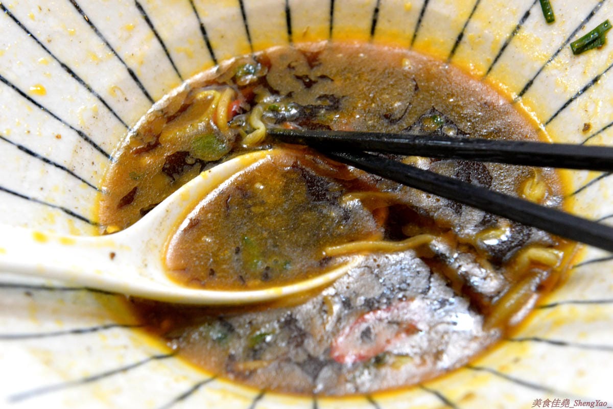 [台中西區]新撰組 – 台中新深夜美食,號稱”地表最強”的日式牛肉拉麵,牛肉份量給得超霸氣,湯頭味道香濃厚重,一碗就讓你飽到昇天,價格平實,打卡有送50元日式小菜,營業時間17:00-01:00。