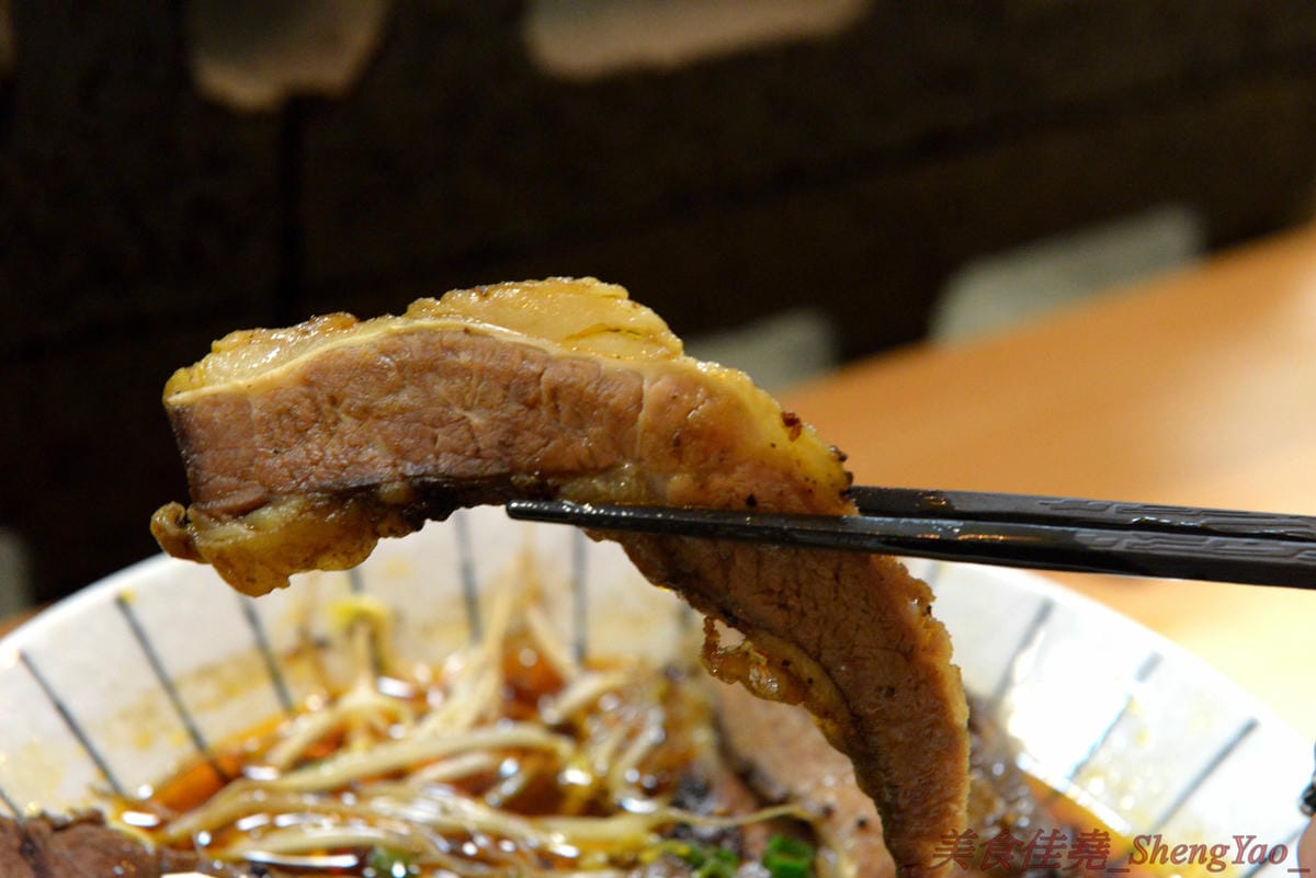 [台中西區]新撰組 – 台中新深夜美食,號稱”地表最強”的日式牛肉拉麵,牛肉份量給得超霸氣,湯頭味道香濃厚重,一碗就讓你飽到昇天,價格平實,打卡有送50元日式小菜,營業時間17:00-01:00。