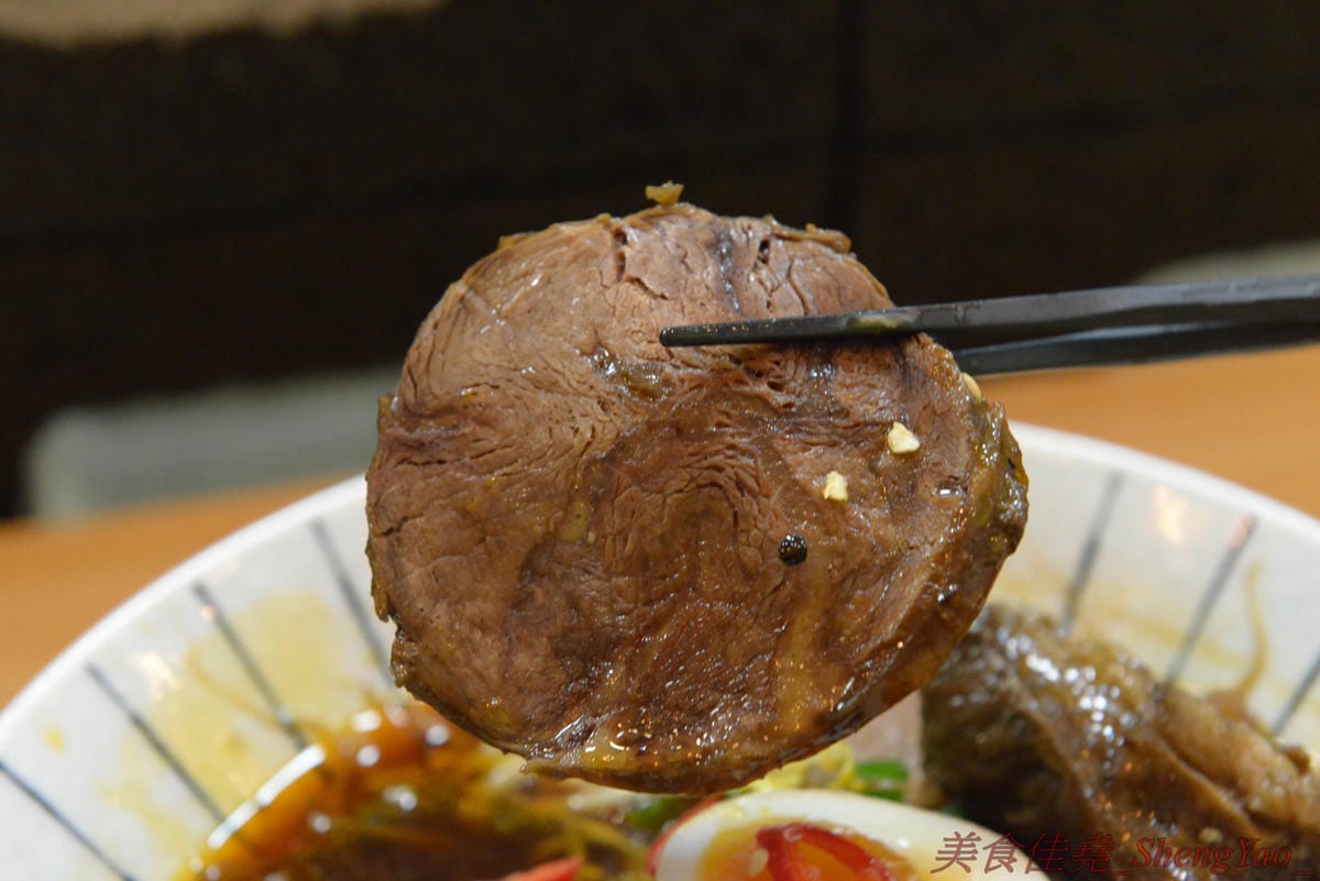 [台中西區]新撰組 – 台中新深夜美食,號稱”地表最強”的日式牛肉拉麵,牛肉份量給得超霸氣,湯頭味道香濃厚重,一碗就讓你飽到昇天,價格平實,打卡有送50元日式小菜,營業時間17:00-01:00。