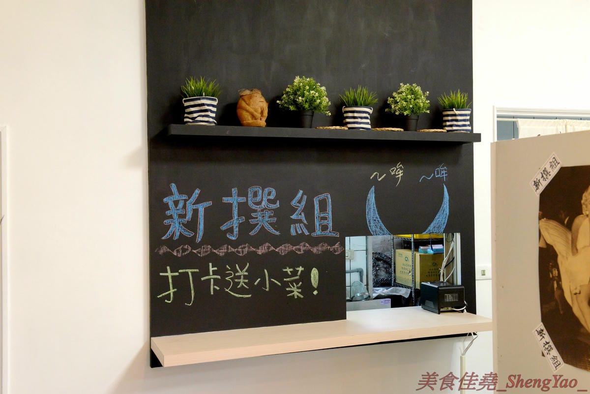 [台中西區]新撰組 – 台中新深夜美食,號稱”地表最強”的日式牛肉拉麵,牛肉份量給得超霸氣,湯頭味道香濃厚重,一碗就讓你飽到昇天,價格平實,打卡有送50元日式小菜,營業時間17:00-01:00。