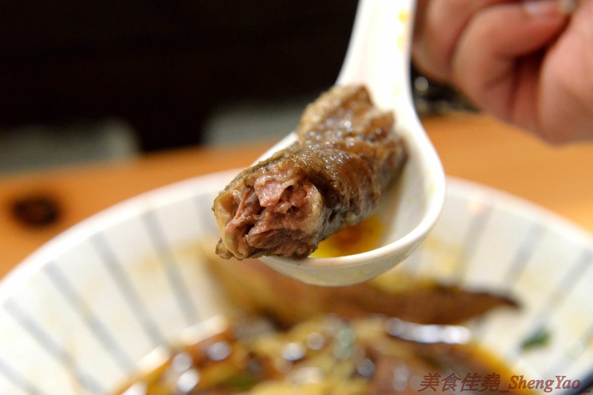 [台中西區]新撰組 – 台中新深夜美食,號稱”地表最強”的日式牛肉拉麵,牛肉份量給得超霸氣,湯頭味道香濃厚重,一碗就讓你飽到昇天,價格平實,打卡有送50元日式小菜,營業時間17:00-01:00。
