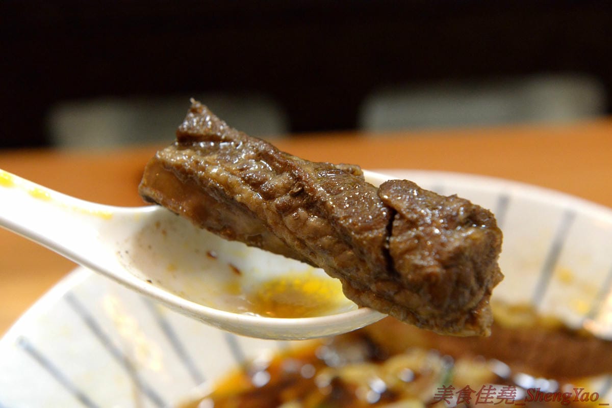 [台中西區]新撰組 – 台中新深夜美食,號稱”地表最強”的日式牛肉拉麵,牛肉份量給得超霸氣,湯頭味道香濃厚重,一碗就讓你飽到昇天,價格平實,打卡有送50元日式小菜,營業時間17:00-01:00。