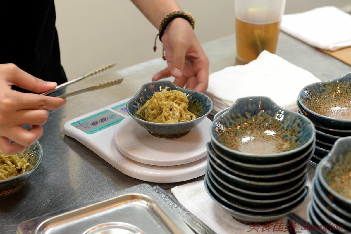[台中西區]新撰組 – 台中新深夜美食,號稱”地表最強”的日式牛肉拉麵,牛肉份量給得超霸氣,湯頭味道香濃厚重,一碗就讓你飽到昇天,價格平實,打卡有送50元日式小菜,營業時間17:00-01:00。