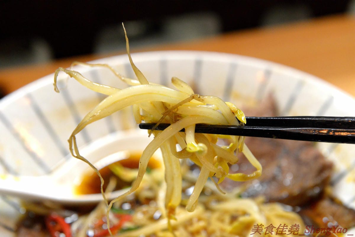 [台中西區]新撰組 – 台中新深夜美食,號稱”地表最強”的日式牛肉拉麵,牛肉份量給得超霸氣,湯頭味道香濃厚重,一碗就讓你飽到昇天,價格平實,打卡有送50元日式小菜,營業時間17:00-01:00。