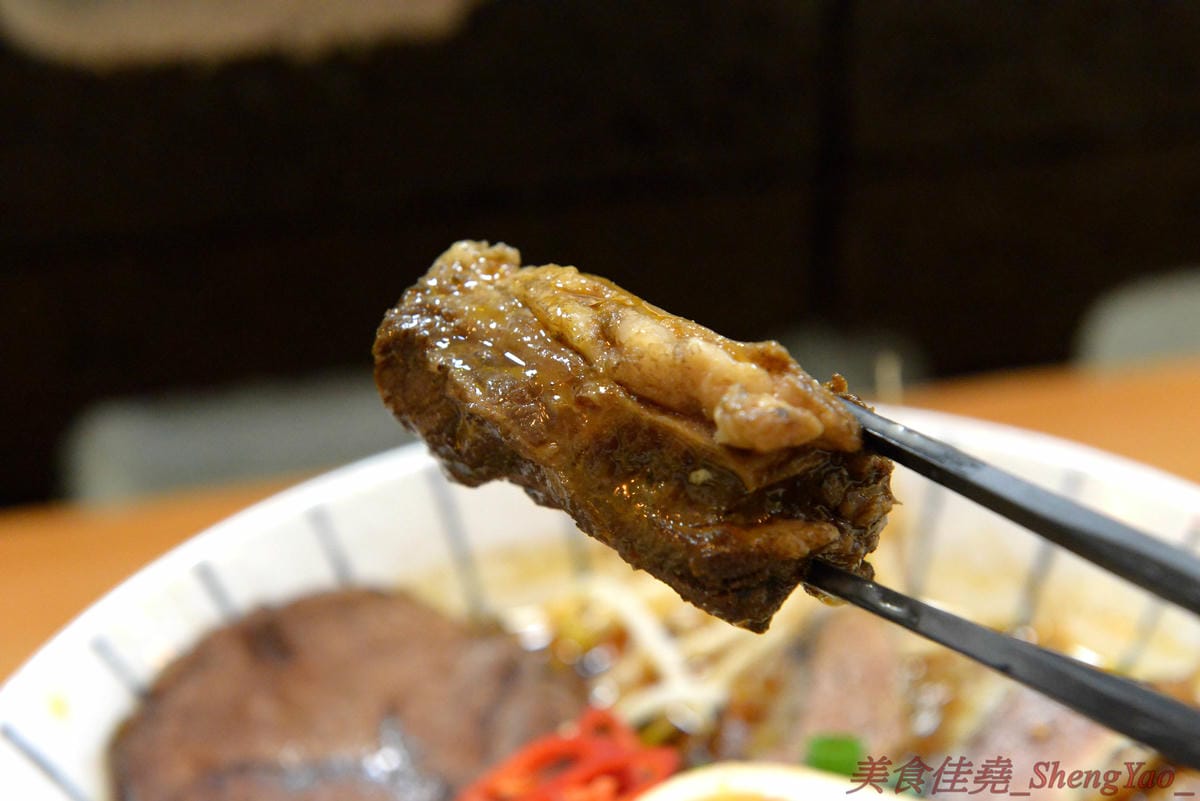 [台中西區]新撰組 – 台中新深夜美食,號稱”地表最強”的日式牛肉拉麵,牛肉份量給得超霸氣,湯頭味道香濃厚重,一碗就讓你飽到昇天,價格平實,打卡有送50元日式小菜,營業時間17:00-01:00。