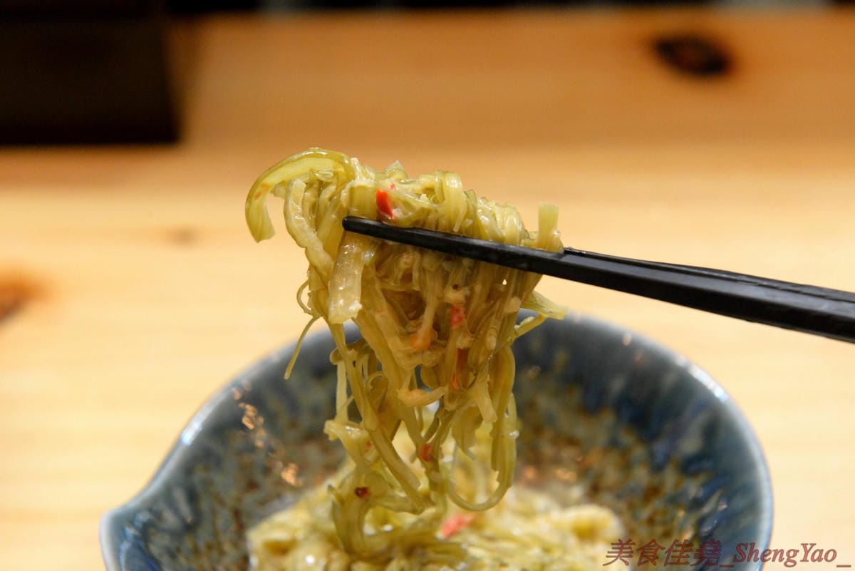 [台中西區]新撰組 – 台中新深夜美食,號稱”地表最強”的日式牛肉拉麵,牛肉份量給得超霸氣,湯頭味道香濃厚重,一碗就讓你飽到昇天,價格平實,打卡有送50元日式小菜,營業時間17:00-01:00。