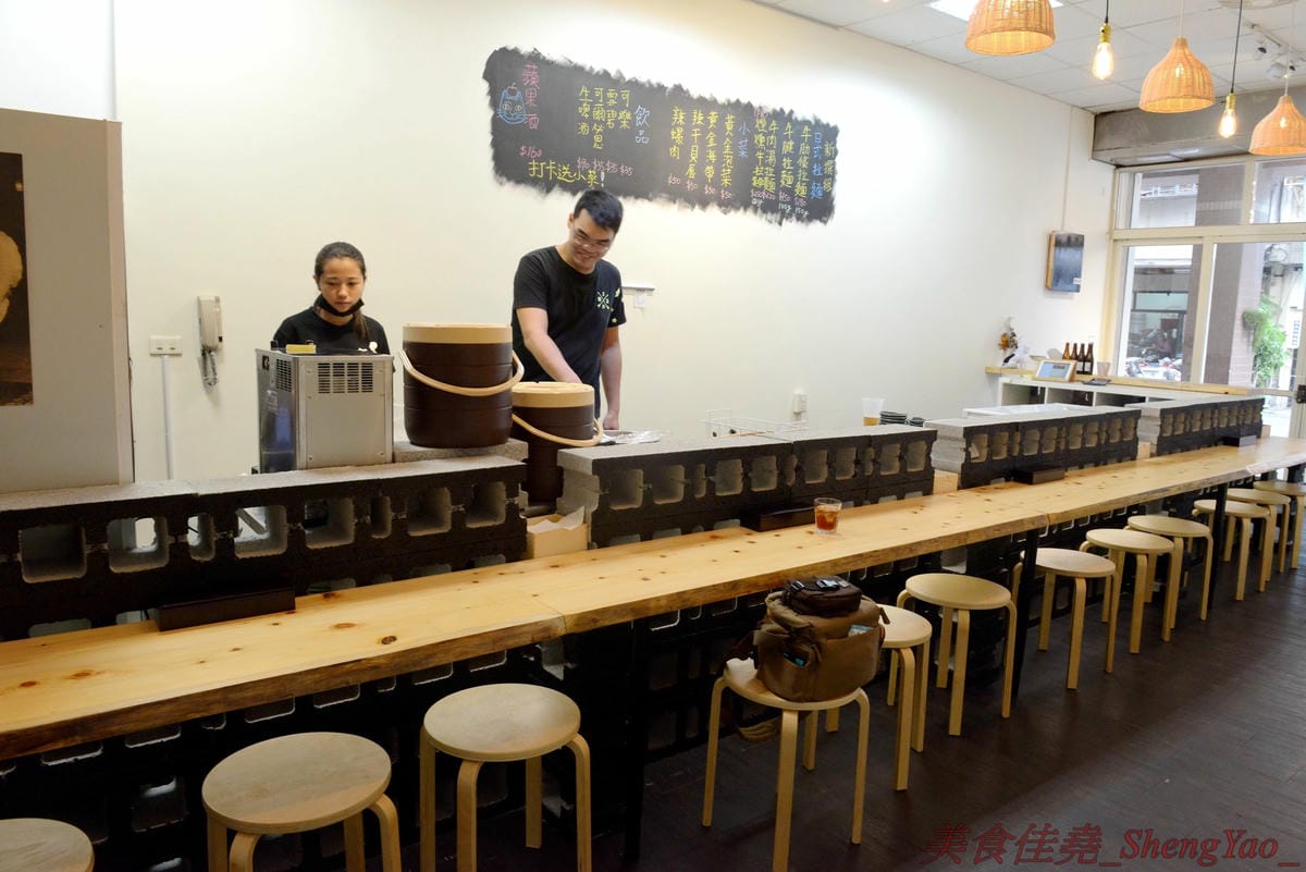 [台中西區]新撰組 – 台中新深夜美食,號稱”地表最強”的日式牛肉拉麵,牛肉份量給得超霸氣,湯頭味道香濃厚重,一碗就讓你飽到昇天,價格平實,打卡有送50元日式小菜,營業時間17:00-01:00。