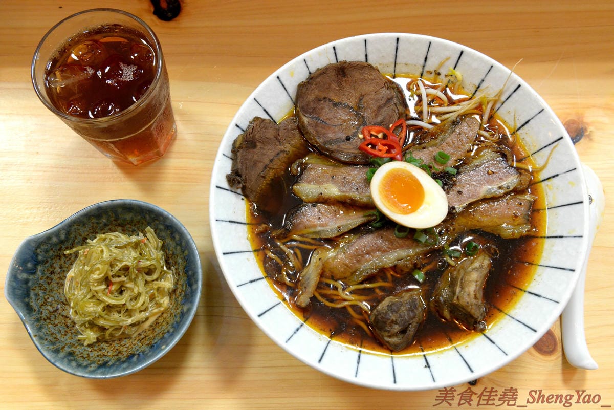 [台中西區]新撰組 – 台中新深夜美食,號稱”地表最強”的日式牛肉拉麵,牛肉份量給得超霸氣,湯頭味道香濃厚重,一碗就讓你飽到昇天,價格平實,打卡有送50元日式小菜,營業時間17:00-01:00。
