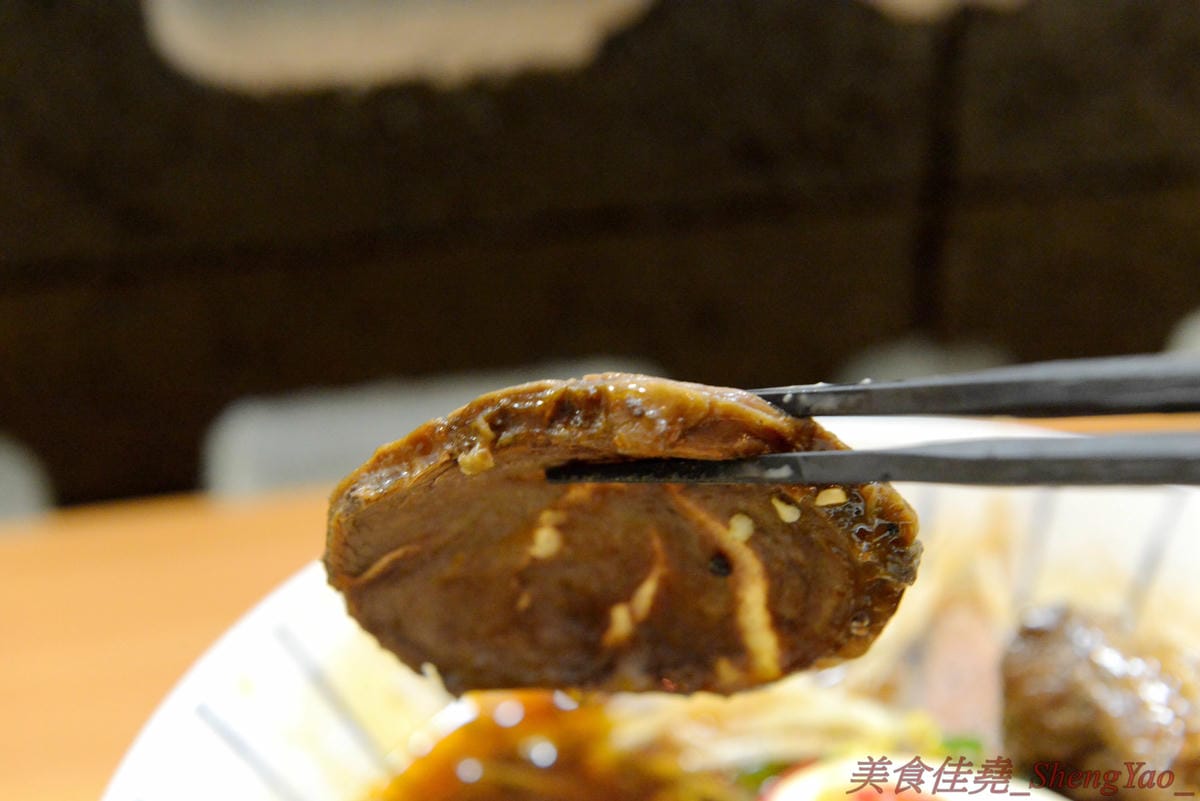 [台中西區]新撰組 – 台中新深夜美食,號稱”地表最強”的日式牛肉拉麵,牛肉份量給得超霸氣,湯頭味道香濃厚重,一碗就讓你飽到昇天,價格平實,打卡有送50元日式小菜,營業時間17:00-01:00。