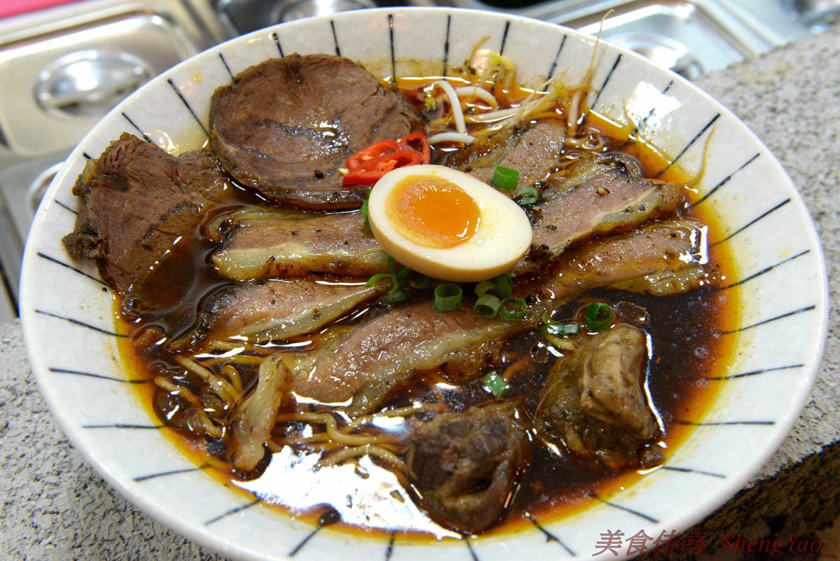 [台中西區]新撰組 – 台中新深夜美食,號稱”地表最強”的日式牛肉拉麵,牛肉份量給得超霸氣,湯頭味道香濃厚重,一碗就讓你飽到昇天,價格平實,打卡有送50元日式小菜,營業時間17:00-01:00。
