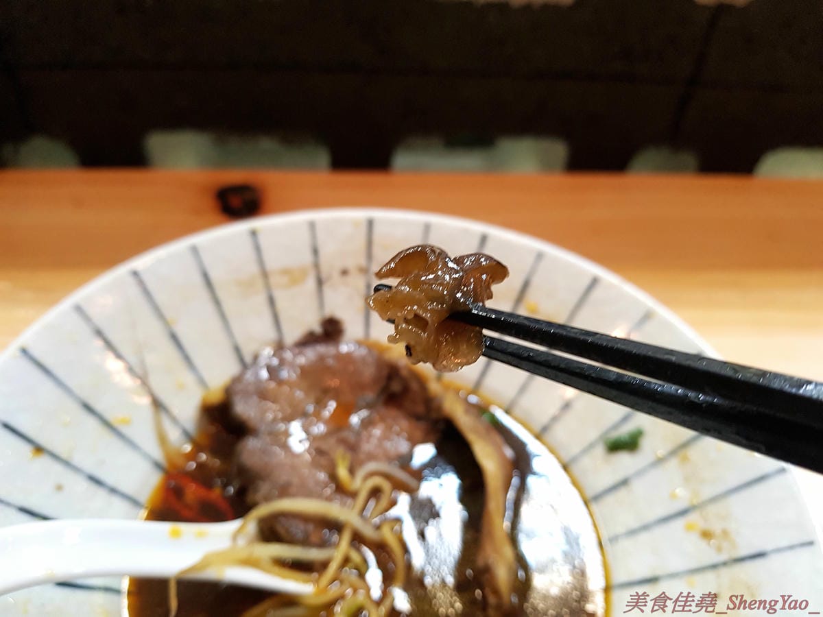 [台中西區]新撰組 – 台中新深夜美食,號稱”地表最強”的日式牛肉拉麵,牛肉份量給得超霸氣,湯頭味道香濃厚重,一碗就讓你飽到昇天,價格平實,打卡有送50元日式小菜,營業時間17:00-01:00。