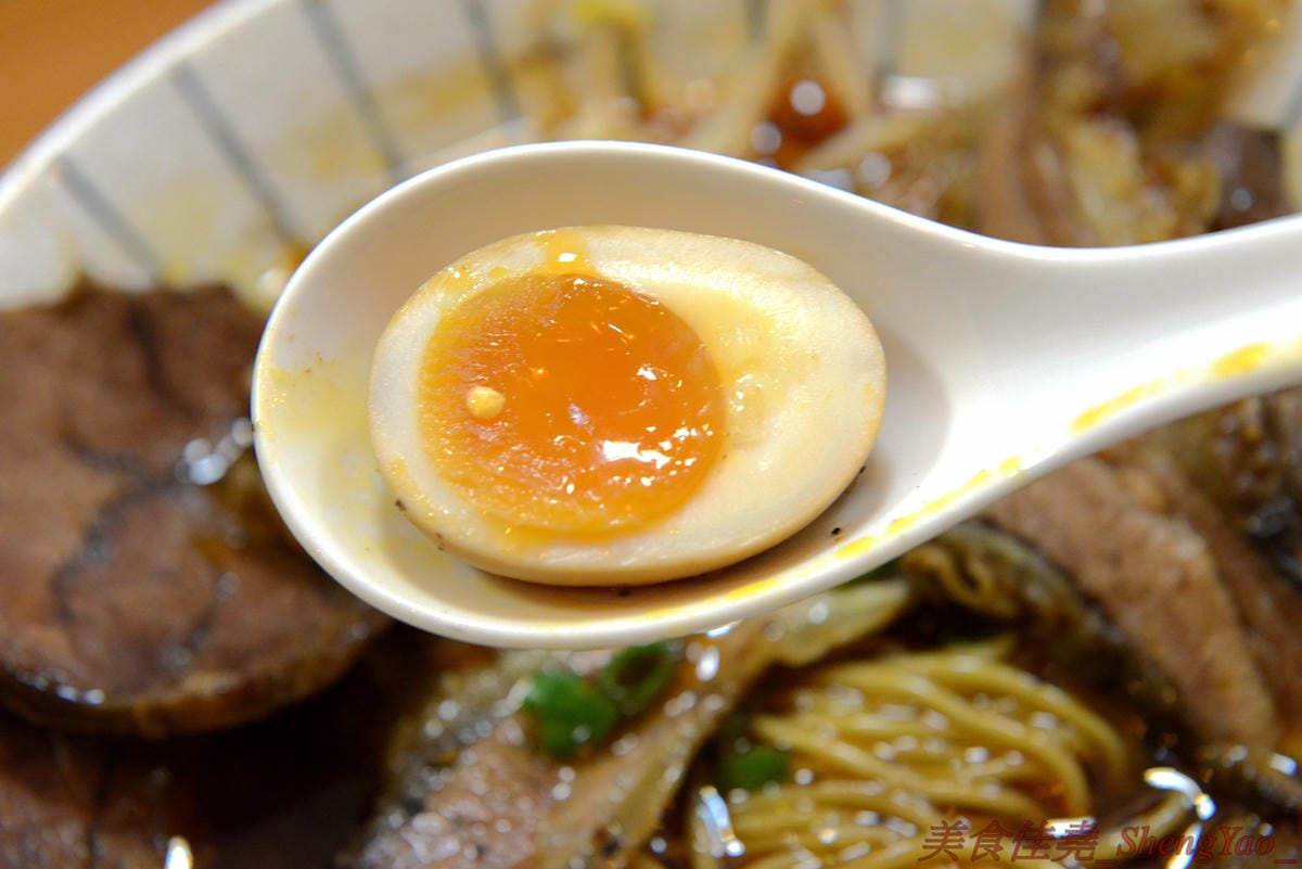 [台中西區]新撰組 – 台中新深夜美食,號稱”地表最強”的日式牛肉拉麵,牛肉份量給得超霸氣,湯頭味道香濃厚重,一碗就讓你飽到昇天,價格平實,打卡有送50元日式小菜,營業時間17:00-01:00。
