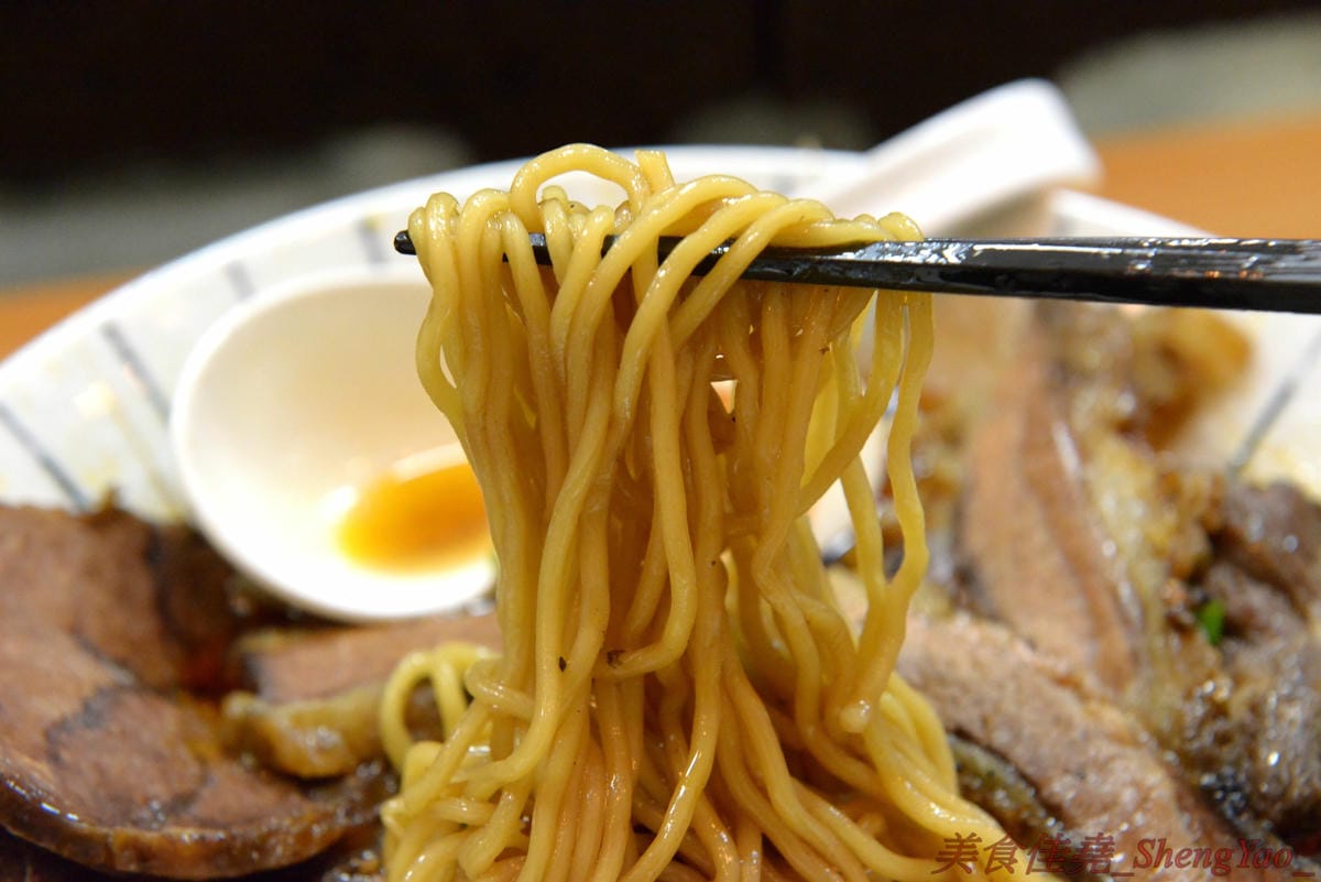 [台中西區]新撰組 – 台中新深夜美食,號稱”地表最強”的日式牛肉拉麵,牛肉份量給得超霸氣,湯頭味道香濃厚重,一碗就讓你飽到昇天,價格平實,打卡有送50元日式小菜,營業時間17:00-01:00。