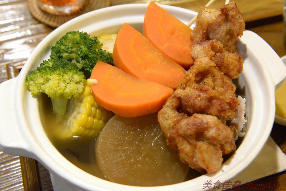 [台中西區]河樂關東煮 – 台中少見的家庭式關東煮,溫馨小店風格,食材多達近30種,大推四味鍋套餐,一鍋有10種以上食材,還附白飯和水果,吃完很有飽足感,東西好吃,食材新鮮,湯頭熬煮很用心,美術