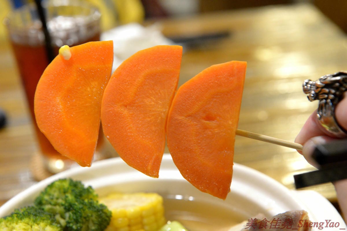 [台中西區]河樂關東煮 – 台中少見的家庭式關東煮,溫馨小店風格,食材多達近30種,大推四味鍋套餐,一鍋有10種以上食材,還附白飯和水果,吃完很有飽足感,東西好吃,食材新鮮,湯頭熬煮很用心,美術