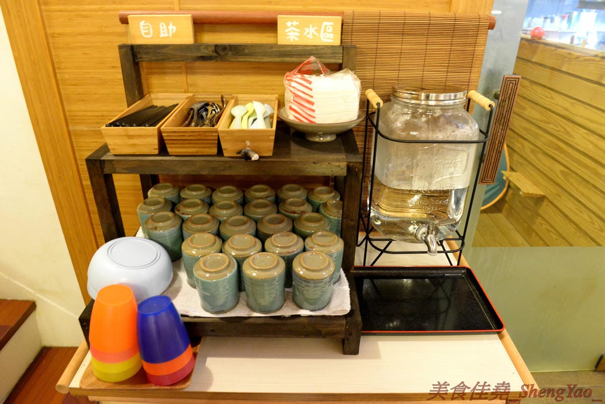 [台中西區]河樂關東煮 – 台中少見的家庭式關東煮,溫馨小店風格,食材多達近30種,大推四味鍋套餐,一鍋有10種以上食材,還附白飯和水果,吃完很有飽足感,東西好吃,食材新鮮,湯頭熬煮很用心,美術