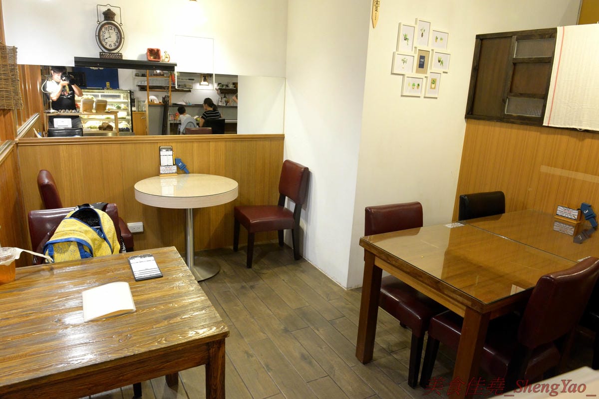 [台中西區]河樂關東煮 – 台中少見的家庭式關東煮,溫馨小店風格,食材多達近30種,大推四味鍋套餐,一鍋有10種以上食材,還附白飯和水果,吃完很有飽足感,東西好吃,食材新鮮,湯頭熬煮很用心,美術