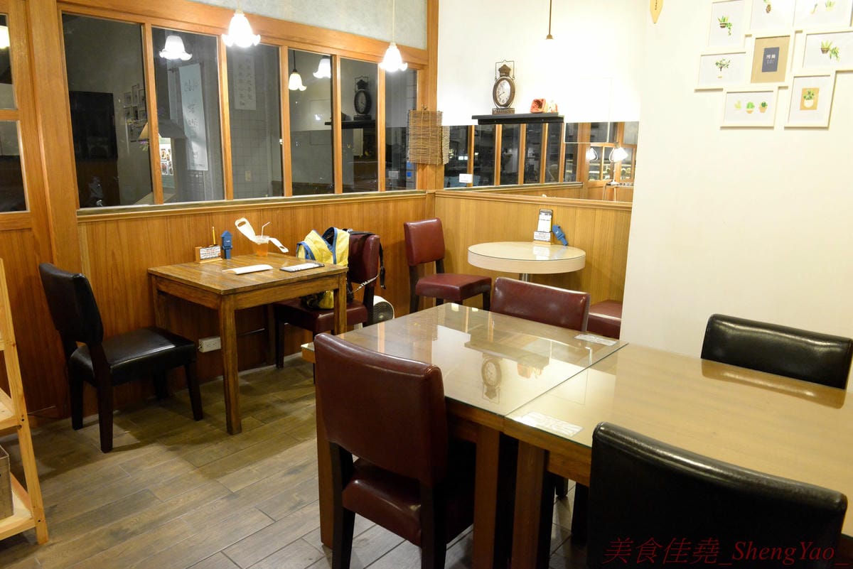 [台中西區]河樂關東煮 – 台中少見的家庭式關東煮,溫馨小店風格,食材多達近30種,大推四味鍋套餐,一鍋有10種以上食材,還附白飯和水果,吃完很有飽足感,東西好吃,食材新鮮,湯頭熬煮很用心,美術