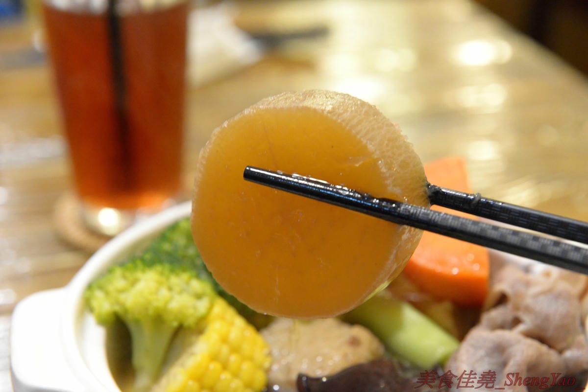 [台中西區]河樂關東煮 – 台中少見的家庭式關東煮,溫馨小店風格,食材多達近30種,大推四味鍋套餐,一鍋有10種以上食材,還附白飯和水果,吃完很有飽足感,東西好吃,食材新鮮,湯頭熬煮很用心,美術