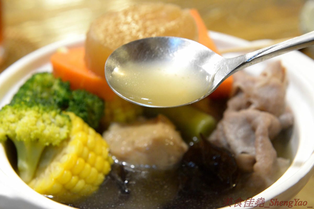 [台中西區]河樂關東煮 – 台中少見的家庭式關東煮,溫馨小店風格,食材多達近30種,大推四味鍋套餐,一鍋有10種以上食材,還附白飯和水果,吃完很有飽足感,東西好吃,食材新鮮,湯頭熬煮很用心,美術