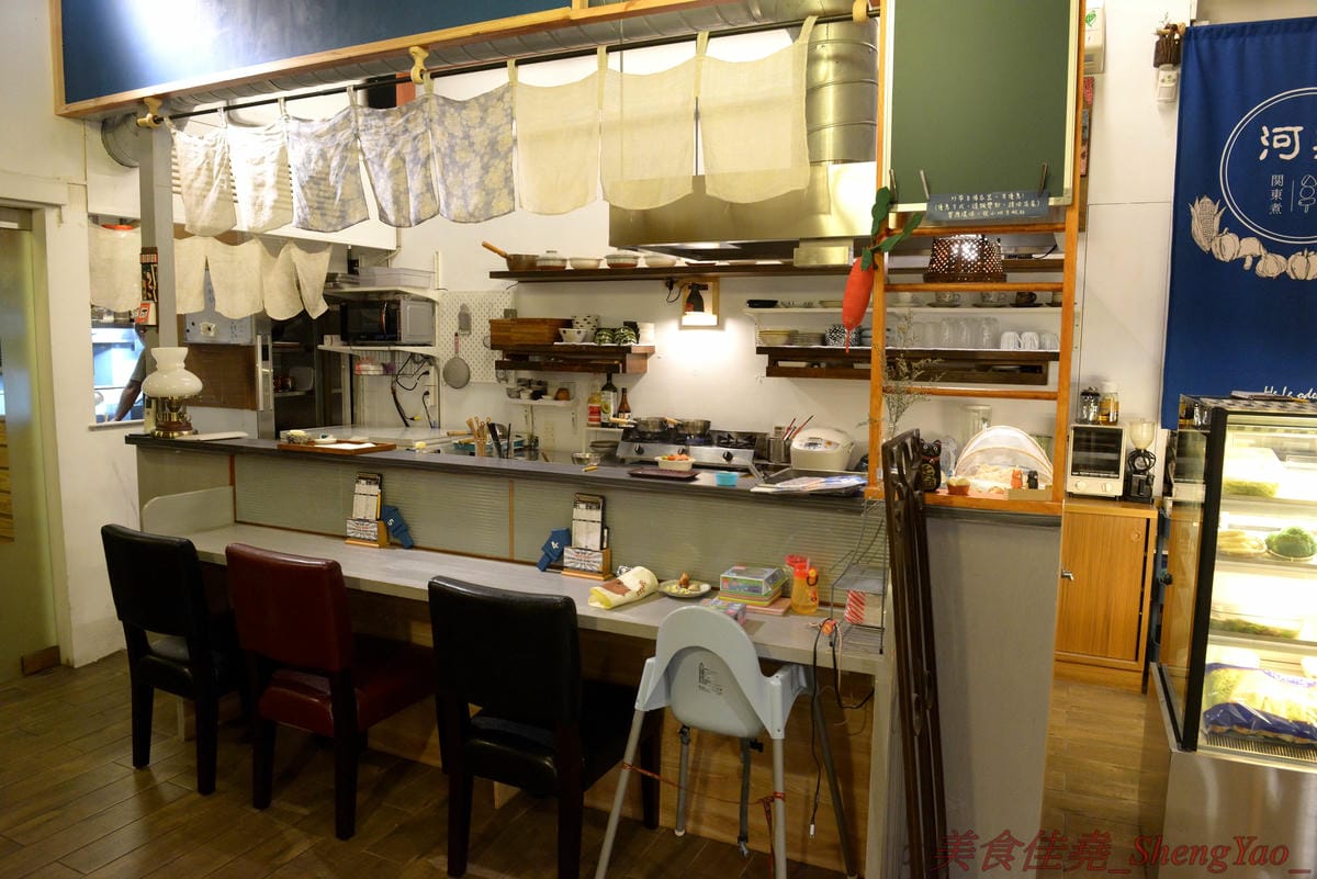 [台中西區]河樂關東煮 – 台中少見的家庭式關東煮,溫馨小店風格,食材多達近30種,大推四味鍋套餐,一鍋有10種以上食材,還附白飯和水果,吃完很有飽足感,東西好吃,食材新鮮,湯頭熬煮很用心,美術