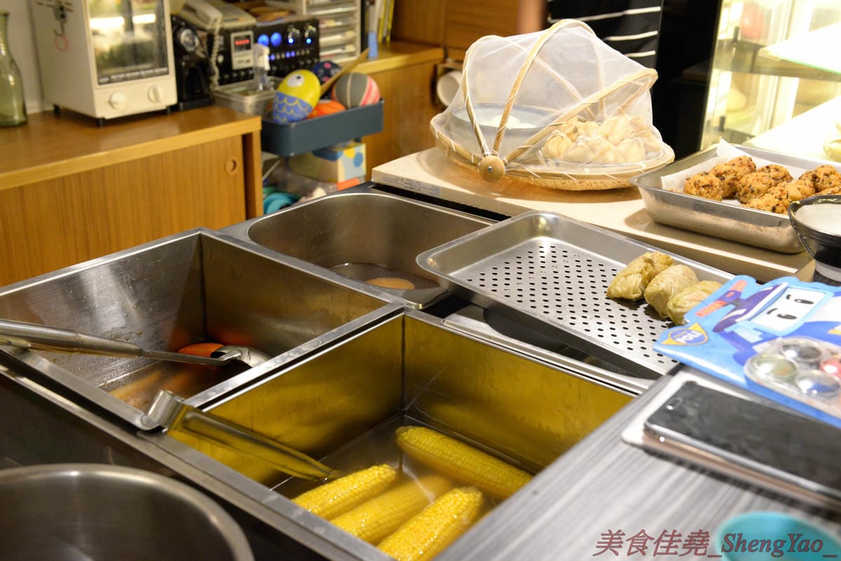 [台中西區]河樂關東煮 – 台中少見的家庭式關東煮,溫馨小店風格,食材多達近30種,大推四味鍋套餐,一鍋有10種以上食材,還附白飯和水果,吃完很有飽足感,東西好吃,食材新鮮,湯頭熬煮很用心,美術