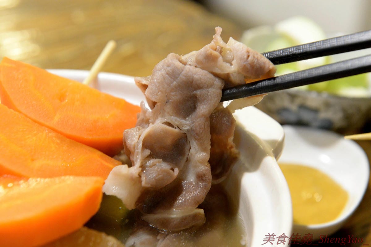 [台中西區]河樂關東煮 – 台中少見的家庭式關東煮,溫馨小店風格,食材多達近30種,大推四味鍋套餐,一鍋有10種以上食材,還附白飯和水果,吃完很有飽足感,東西好吃,食材新鮮,湯頭熬煮很用心,美術