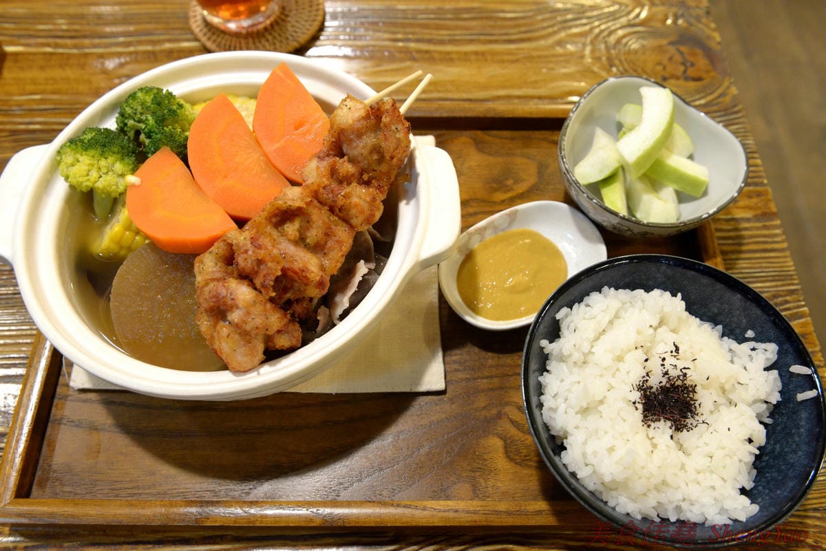 [台中西區]河樂關東煮 – 台中少見的家庭式關東煮,溫馨小店風格,食材多達近30種,大推四味鍋套餐,一鍋有10種以上食材,還附白飯和水果,吃完很有飽足感,東西好吃,食材新鮮,湯頭熬煮很用心,美術