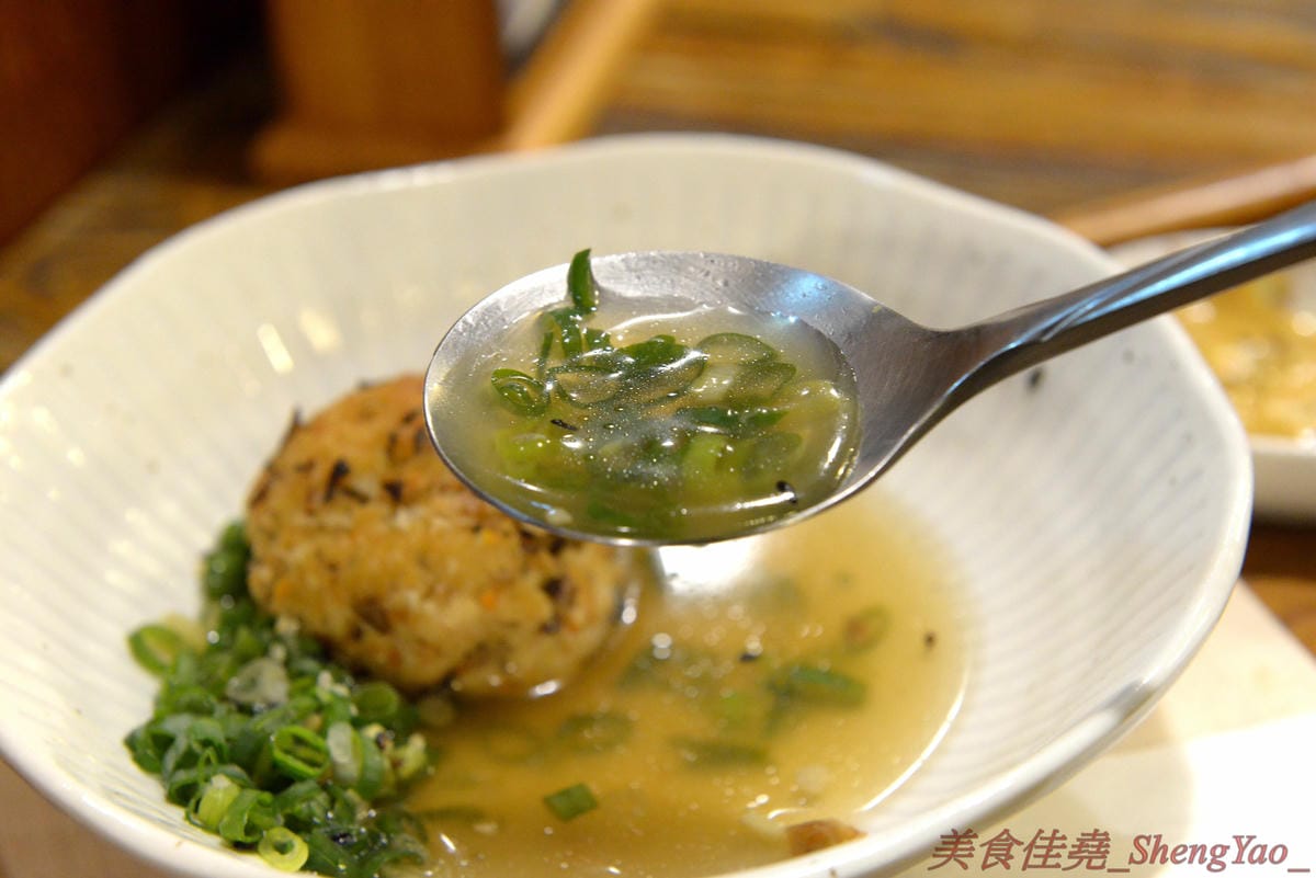 [台中西區]河樂關東煮 – 台中少見的家庭式關東煮,溫馨小店風格,食材多達近30種,大推四味鍋套餐,一鍋有10種以上食材,還附白飯和水果,吃完很有飽足感,東西好吃,食材新鮮,湯頭熬煮很用心,美術