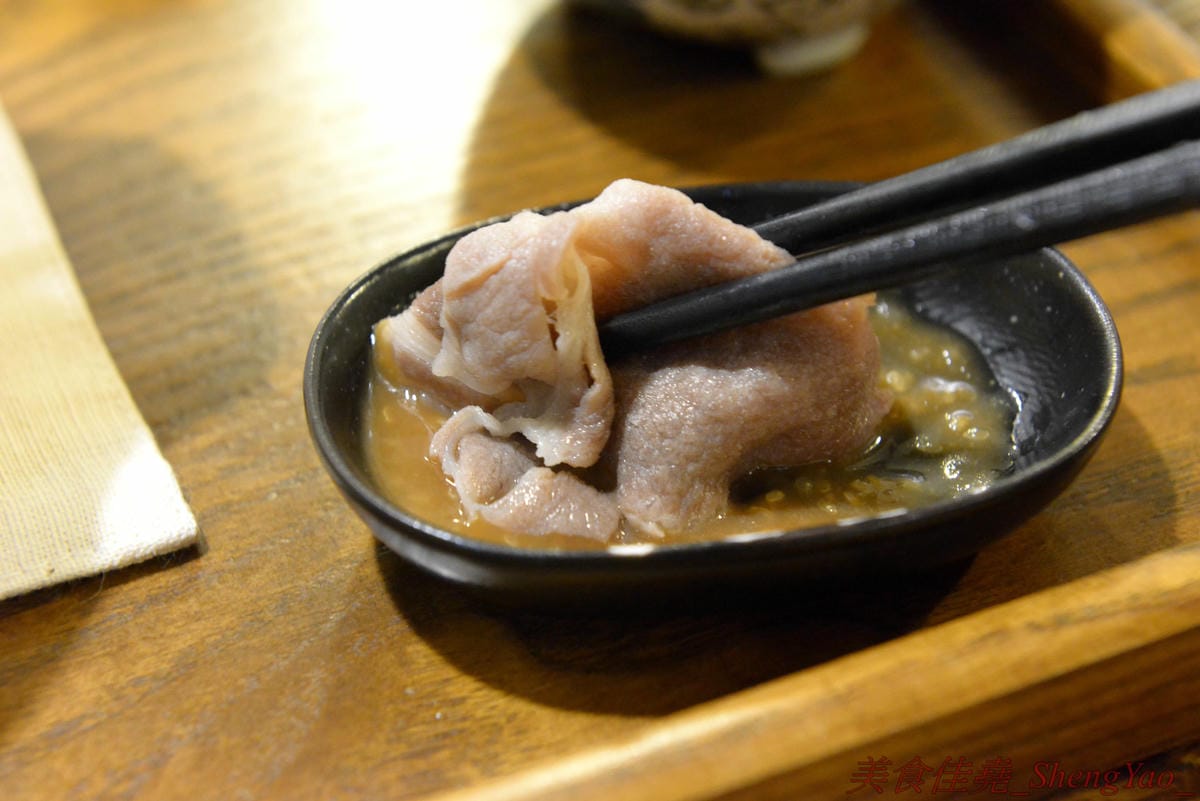 [台中西區]河樂關東煮 – 台中少見的家庭式關東煮,溫馨小店風格,食材多達近30種,大推四味鍋套餐,一鍋有10種以上食材,還附白飯和水果,吃完很有飽足感,東西好吃,食材新鮮,湯頭熬煮很用心,美術