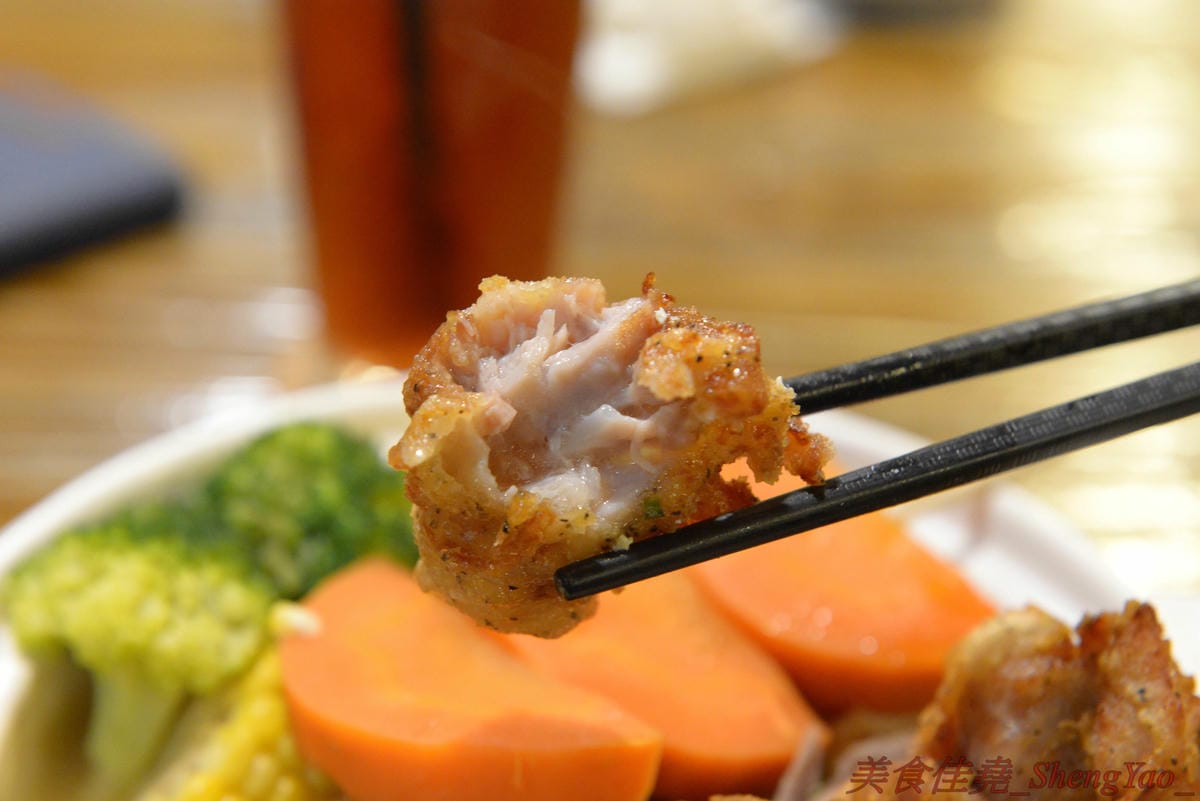 [台中西區]河樂關東煮 – 台中少見的家庭式關東煮,溫馨小店風格,食材多達近30種,大推四味鍋套餐,一鍋有10種以上食材,還附白飯和水果,吃完很有飽足感,東西好吃,食材新鮮,湯頭熬煮很用心,美術