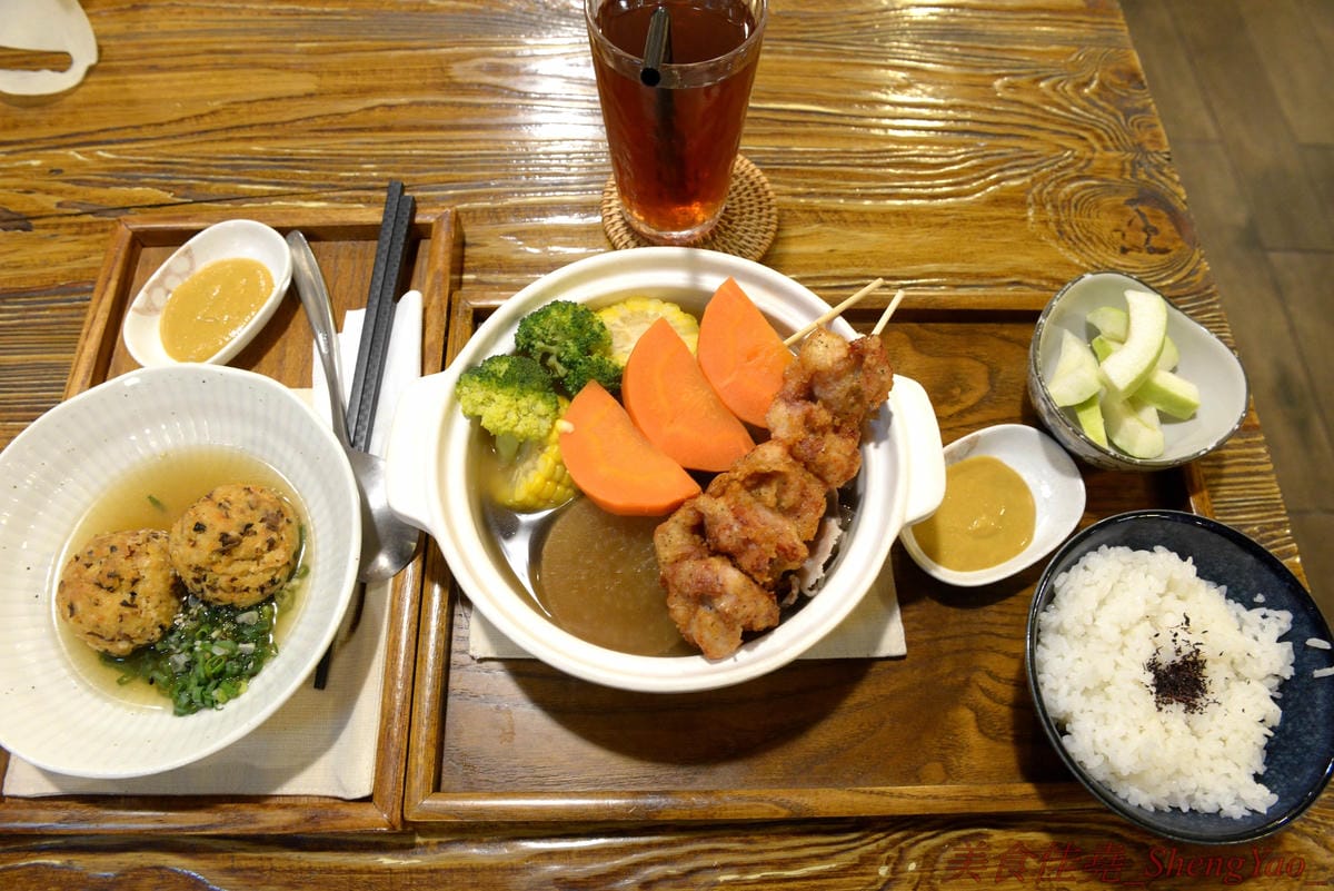 [台中西區]河樂關東煮 – 台中少見的家庭式關東煮,溫馨小店風格,食材多達近30種,大推四味鍋套餐,一鍋有10種以上食材,還附白飯和水果,吃完很有飽足感,東西好吃,食材新鮮,湯頭熬煮很用心,美術