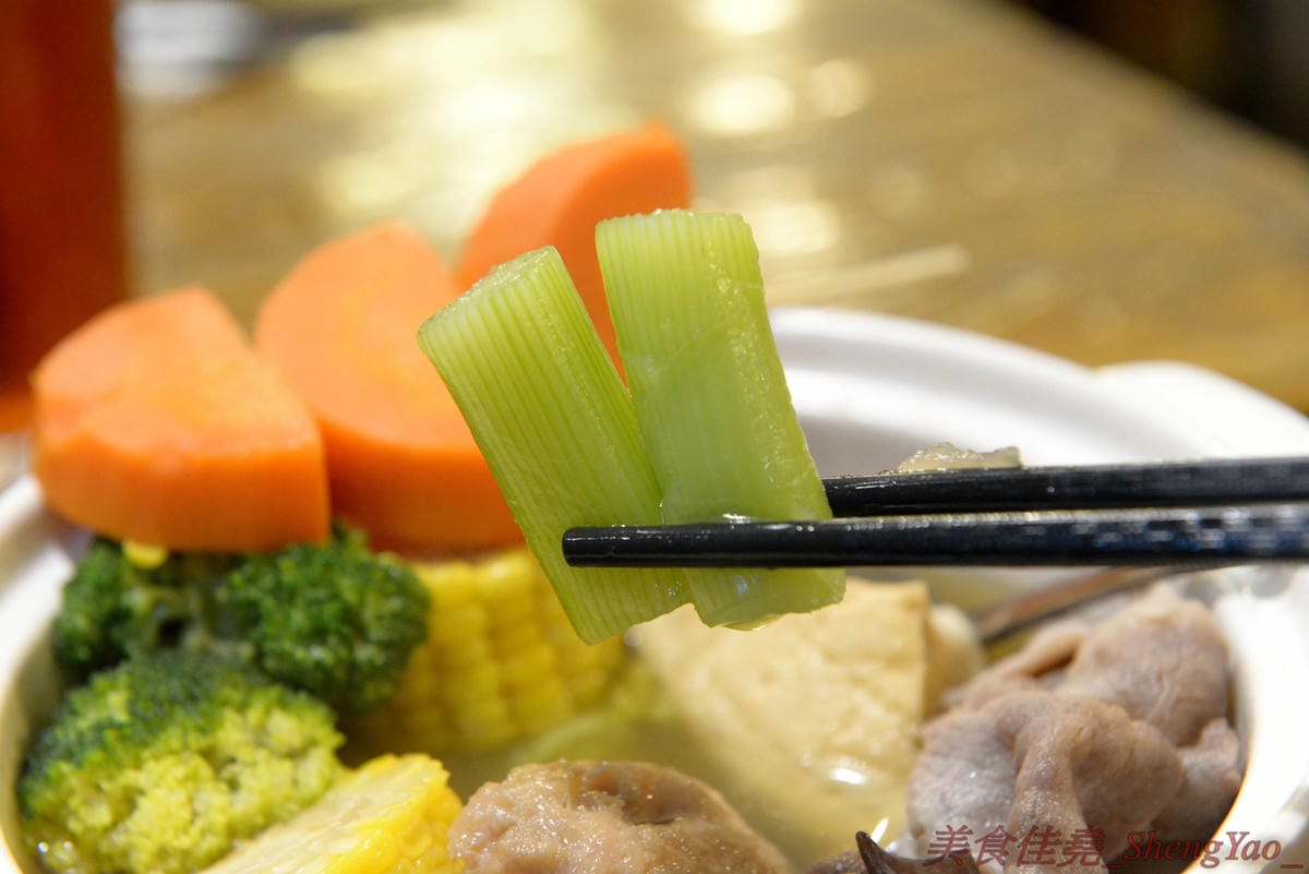 [台中西區]河樂關東煮 – 台中少見的家庭式關東煮,溫馨小店風格,食材多達近30種,大推四味鍋套餐,一鍋有10種以上食材,還附白飯和水果,吃完很有飽足感,東西好吃,食材新鮮,湯頭熬煮很用心,美術