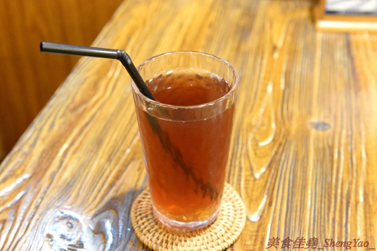 [台中西區]河樂關東煮 – 台中少見的家庭式關東煮,溫馨小店風格,食材多達近30種,大推四味鍋套餐,一鍋有10種以上食材,還附白飯和水果,吃完很有飽足感,東西好吃,食材新鮮,湯頭熬煮很用心,美術