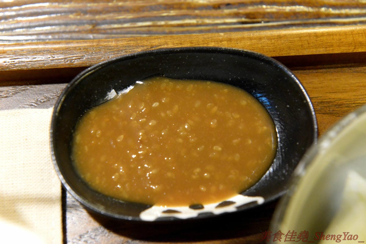 [台中西區]河樂關東煮 – 台中少見的家庭式關東煮,溫馨小店風格,食材多達近30種,大推四味鍋套餐,一鍋有10種以上食材,還附白飯和水果,吃完很有飽足感,東西好吃,食材新鮮,湯頭熬煮很用心,美術