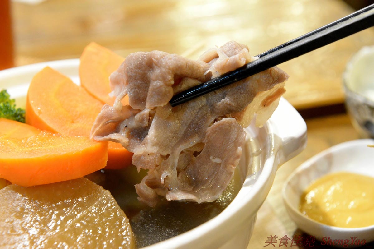 [台中西區]河樂關東煮 – 台中少見的家庭式關東煮,溫馨小店風格,食材多達近30種,大推四味鍋套餐,一鍋有10種以上食材,還附白飯和水果,吃完很有飽足感,東西好吃,食材新鮮,湯頭熬煮很用心,美術