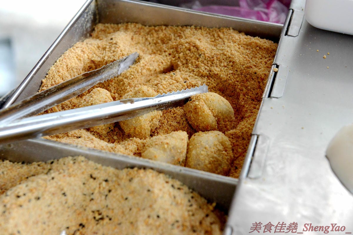 [台中沙鹿]西螺祖傳麻糬大王 – 超夯團購美食DIY西螺祖傳麻糬大王在沙鹿就能買得到,正宗程家50年老字號,麻糬QQ口感,內餡不甜膩,可以一口接一口,文末有附店家電話,想吃不用再碰運氣。