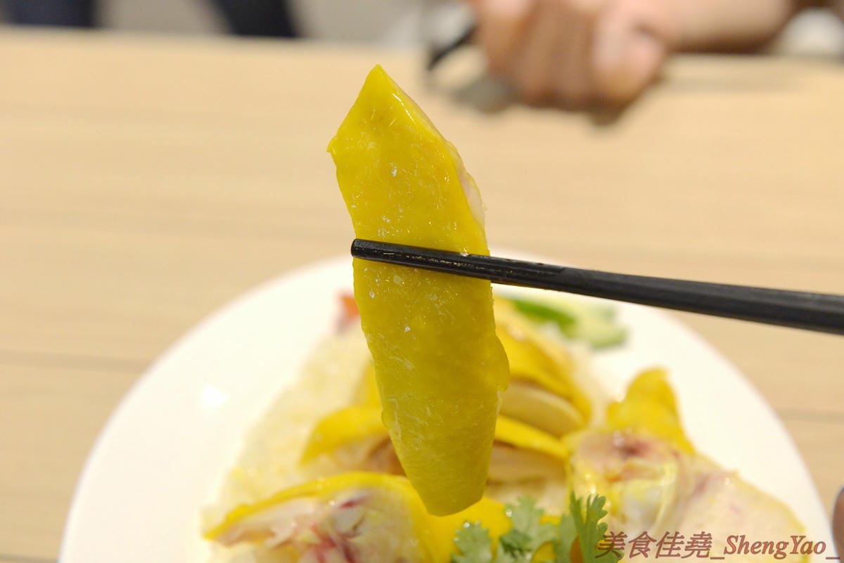 [台中西屯]瑞記海南雞飯 中港店 – 新加坡海南雞飯龍頭台中首家分店,雞肉有肉雞和土雞兩種,各有特色都不錯吃,價格還OK,9/28-9/30期間排隊前20名有送海南雞飯套餐買一送一兌換券。(已歇業)