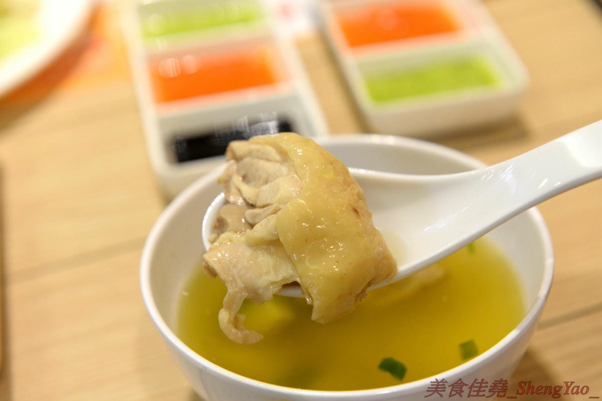 [台中西屯]瑞記海南雞飯 中港店 – 新加坡海南雞飯龍頭台中首家分店,雞肉有肉雞和土雞兩種,各有特色都不錯吃,價格還OK,9/28-9/30期間排隊前20名有送海南雞飯套餐買一送一兌換券。(已歇業)