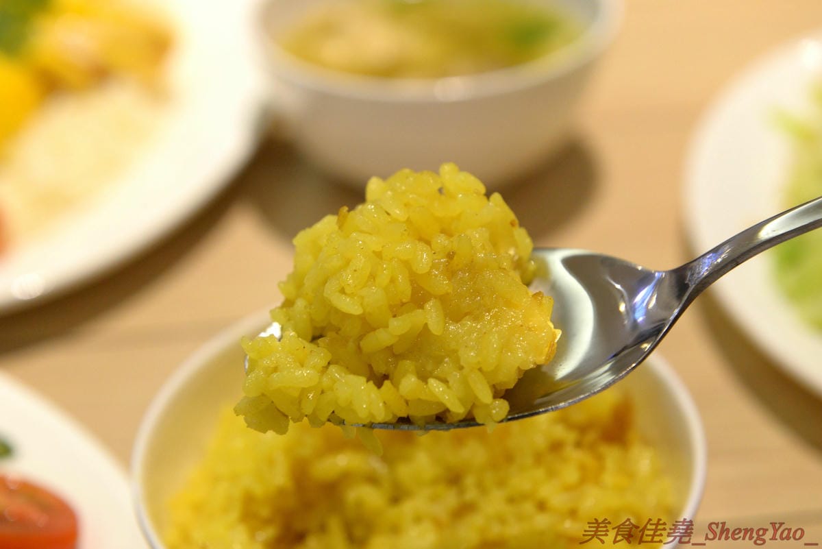 [台中西屯]瑞記海南雞飯 中港店 – 新加坡海南雞飯龍頭台中首家分店,雞肉有肉雞和土雞兩種,各有特色都不錯吃,價格還OK,9/28-9/30期間排隊前20名有送海南雞飯套餐買一送一兌換券。(已歇業)