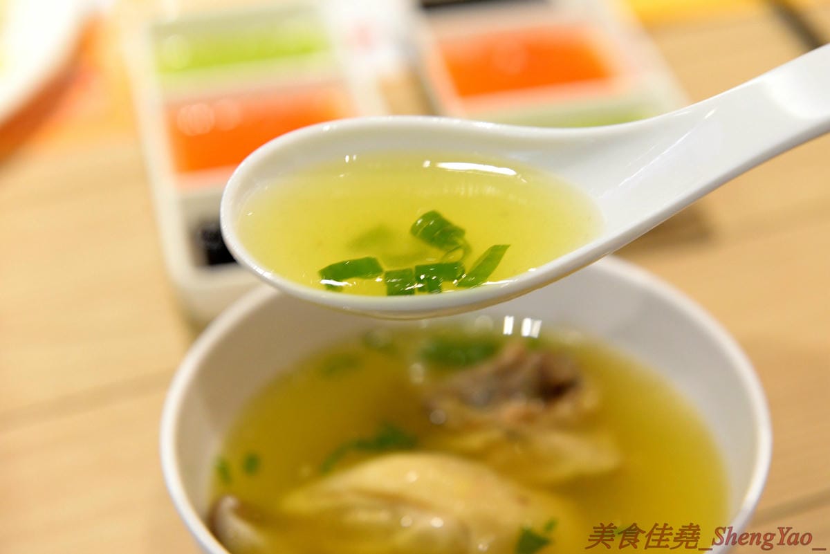 [台中西屯]瑞記海南雞飯 中港店 – 新加坡海南雞飯龍頭台中首家分店,雞肉有肉雞和土雞兩種,各有特色都不錯吃,價格還OK,9/28-9/30期間排隊前20名有送海南雞飯套餐買一送一兌換券。(已歇業)