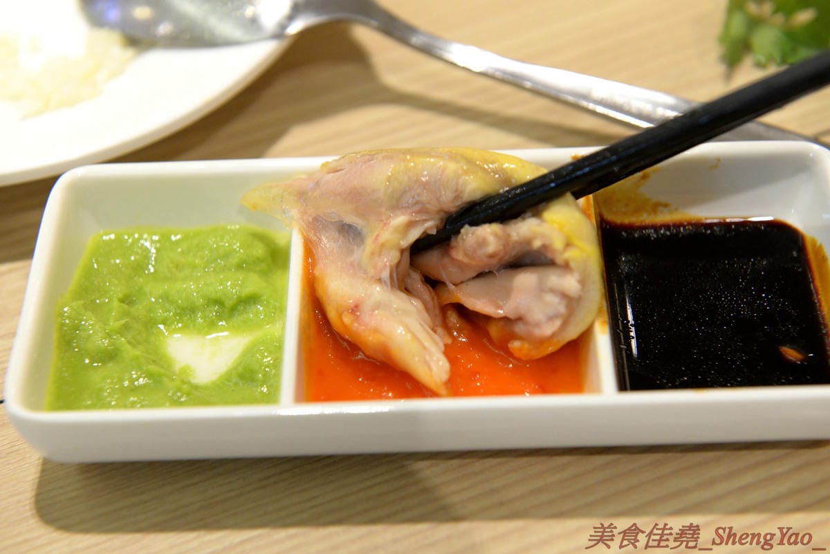 [台中西屯]瑞記海南雞飯 中港店 – 新加坡海南雞飯龍頭台中首家分店,雞肉有肉雞和土雞兩種,各有特色都不錯吃,價格還OK,9/28-9/30期間排隊前20名有送海南雞飯套餐買一送一兌換券。(已歇業)
