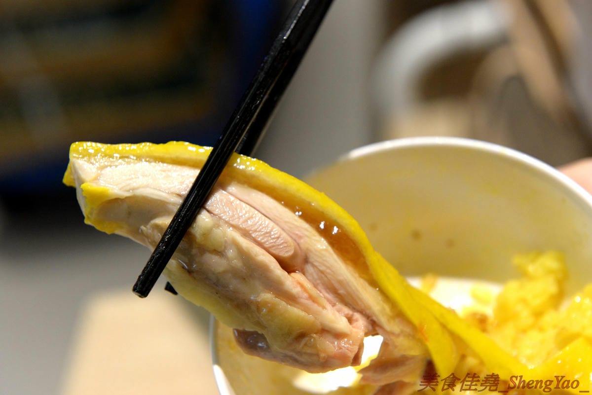 [台中西屯]瑞記海南雞飯 中港店 – 新加坡海南雞飯龍頭台中首家分店,雞肉有肉雞和土雞兩種,各有特色都不錯吃,價格還OK,9/28-9/30期間排隊前20名有送海南雞飯套餐買一送一兌換券。(已歇業)