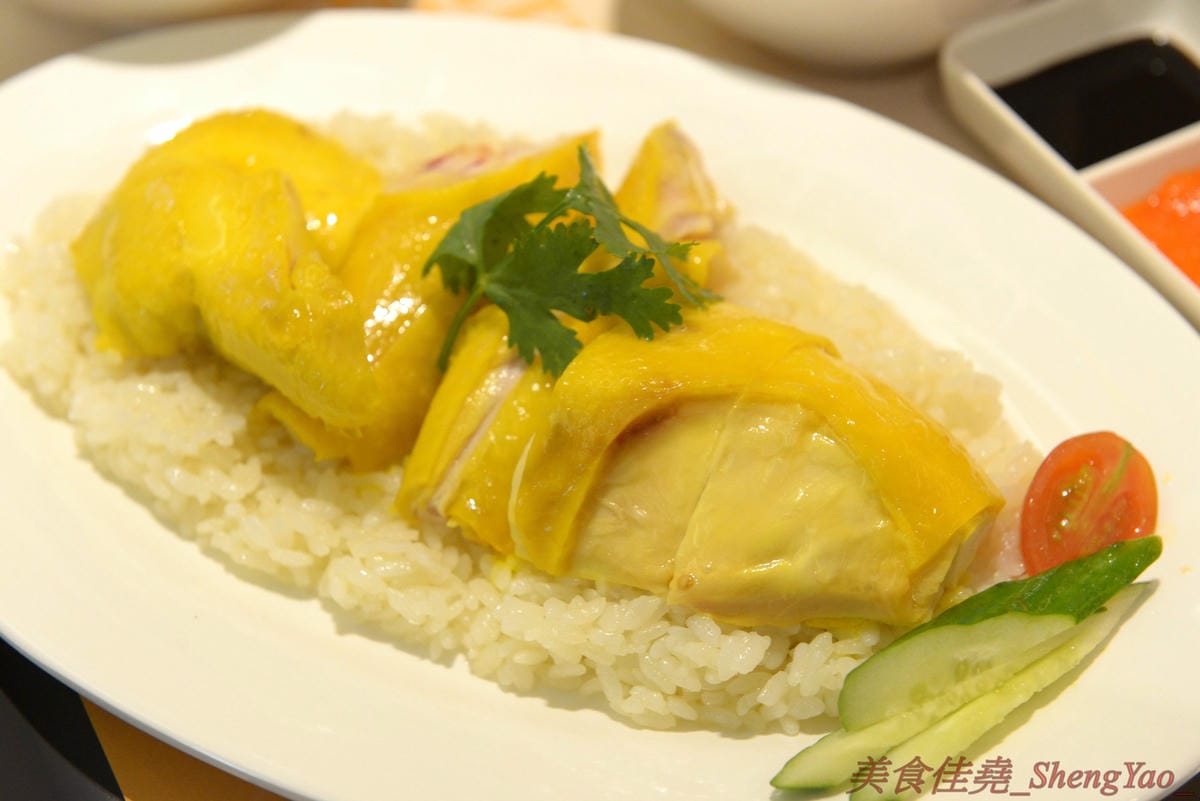 [台中西屯]瑞記海南雞飯 中港店 – 新加坡海南雞飯龍頭台中首家分店,雞肉有肉雞和土雞兩種,各有特色都不錯吃,價格還OK,9/28-9/30期間排隊前20名有送海南雞飯套餐買一送一兌換券。(已歇業)
